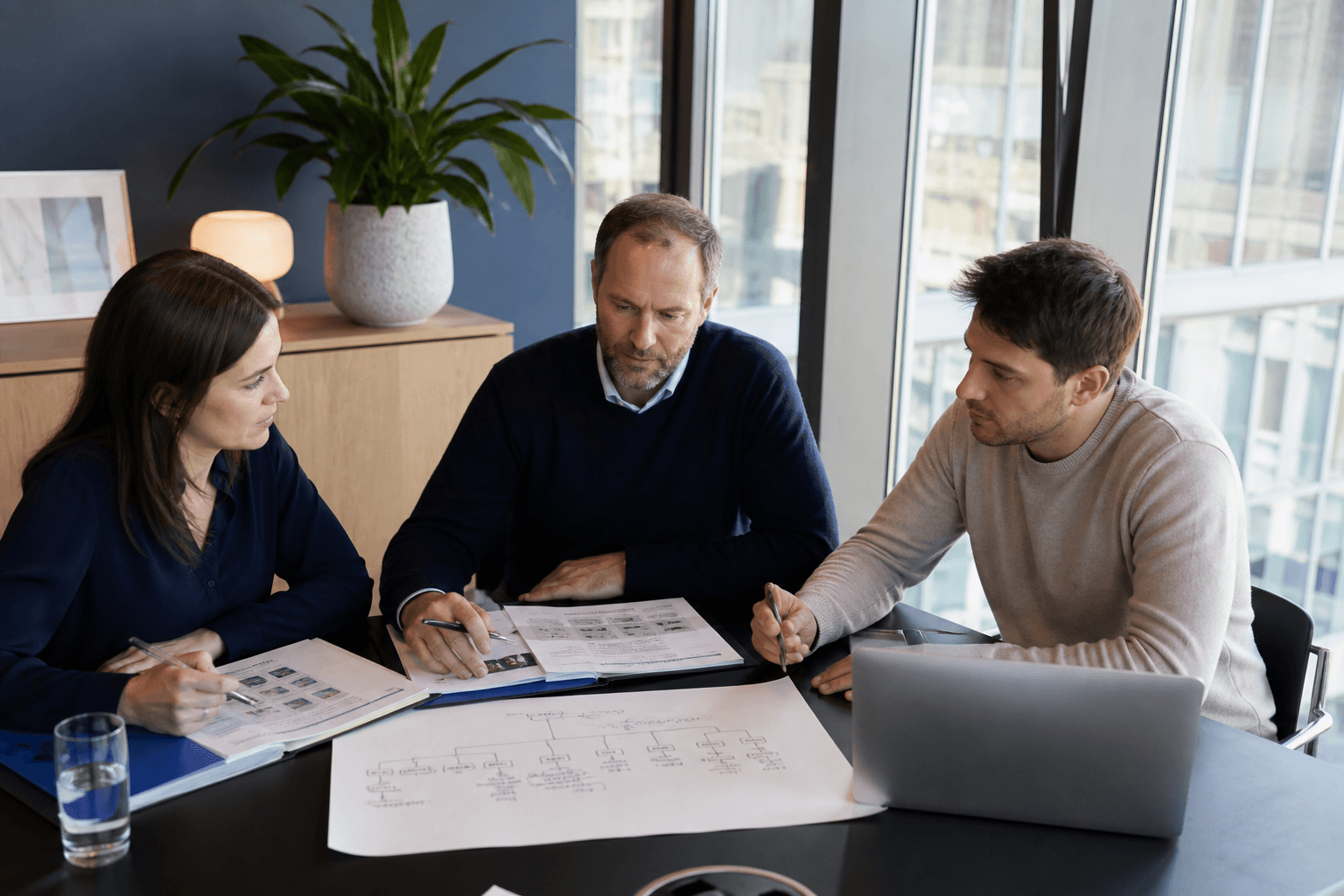 Interne HR-Akademie mit Fallstudien und Lehrgangsunterlagen am Tisch